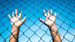 Maramureș: O mamă acuzată că își închidea fiul într-un spațiu de 5 mp, sub lacăt