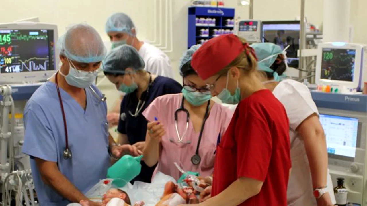 Medic: Starea siamezelor separate în urmă cu 24 de ore este bună, se privesc din pătuţuri separate - FOTO