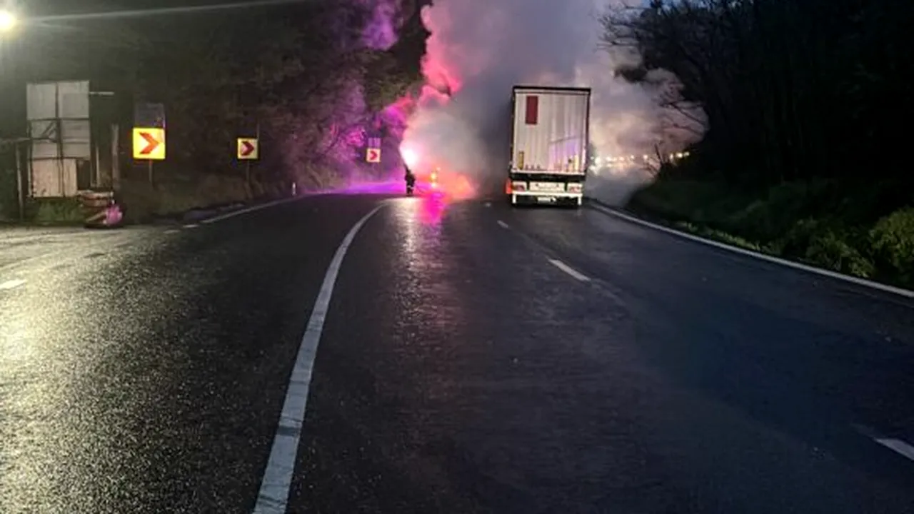 Un TIR a luat foc pe DN7, Rm. Vâlcea-Piteşti. Traficul este îngreunat