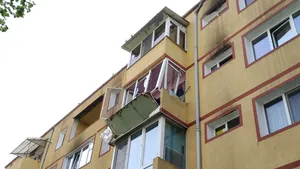 Explozie într-un bloc: O persoană a fost rănită grav | FOTO