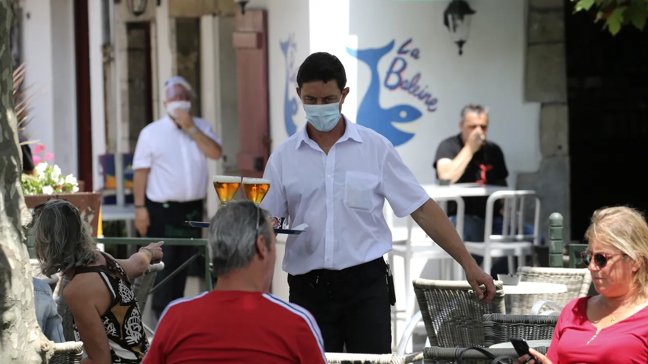 Guvernul discută scutirea de la plata impozitului specific pentru HoReCa până la 31 decembrie