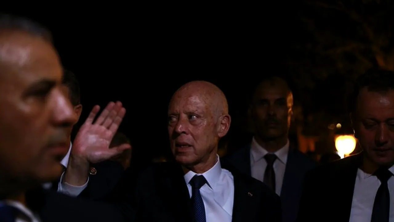 Criză în Tunisia. Preşedintele l-a demis pe premier