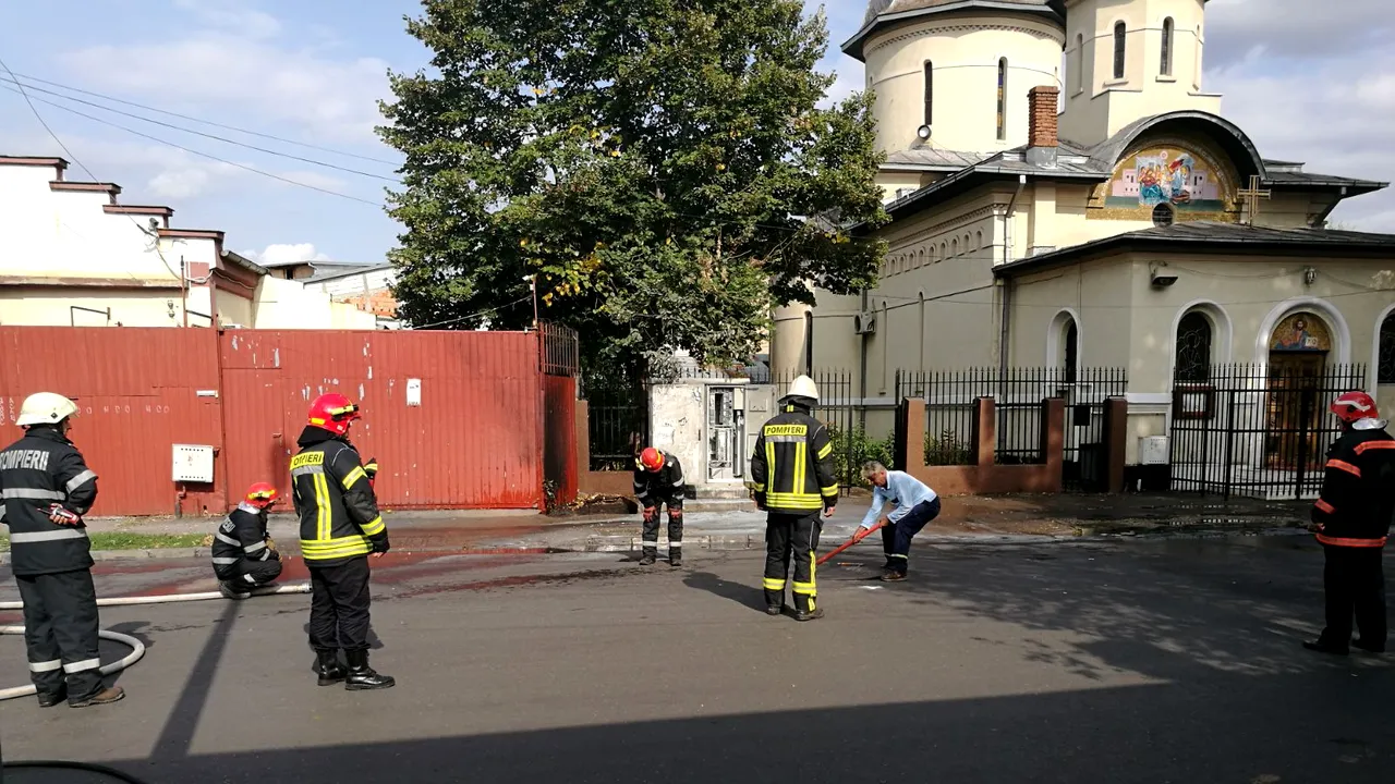 FOTO | Incendiu în Capitală: Trei case au luat foc din cauza unui transformator electric care s-a defectat/ E-Distribuţie Muntenia: Incendiul, cauzat de o firmă care executa lucrări pentru alt furnizor de utilităţi