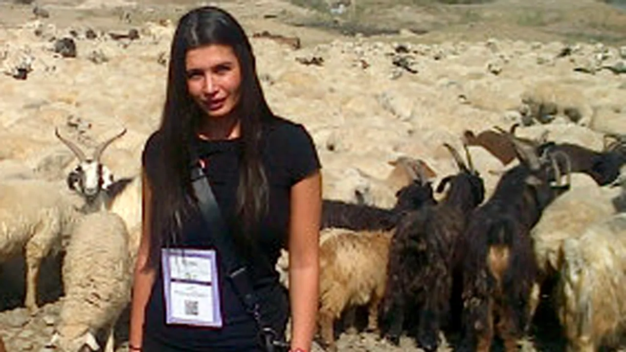 Elena Băsescu, observator PE la alegerile din Georgia. Fiica preşedintelui, poze alături de o turmă de oi şi capre - FOTO