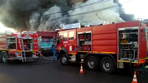 INCENDIU puternic la un service auto din Câmpina | FOTO, VIDEO