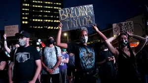  Nou incident armat în SUA.  Doi ofiţeri au fost împuşcaţi în timpul unor manifestaţii în cazul Breonna Taylor. Un suspect se află în arest