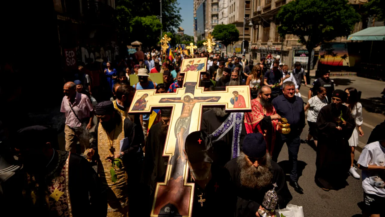 Procesiune cu agheasmă și rugăciuni pe Calea Victoriei, după marșul Bucharest Pride. A participat și Gigi Becali
