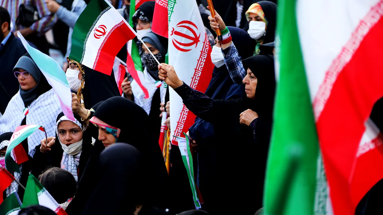 Legea hijabului din Iran este în curs de revizuire după două luni de proteste violente 