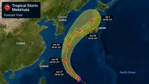 Două furtuni tropicale lovesc Japonia / Un mort, răniți și inundații după ploile torențiale