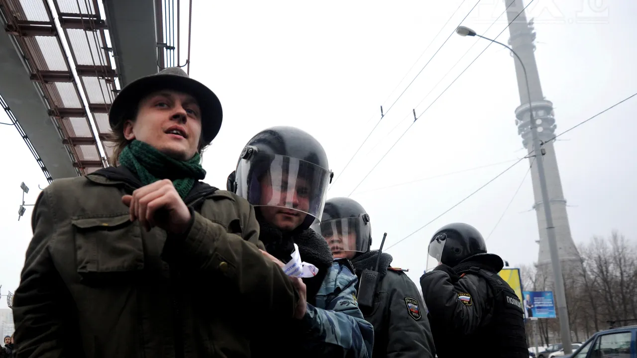 PROTESTE ÎN RUSIA: Zeci de oameni arestaţi la Moscova în cadrul unei manifestaţii împotriva lui Putin - FOTO