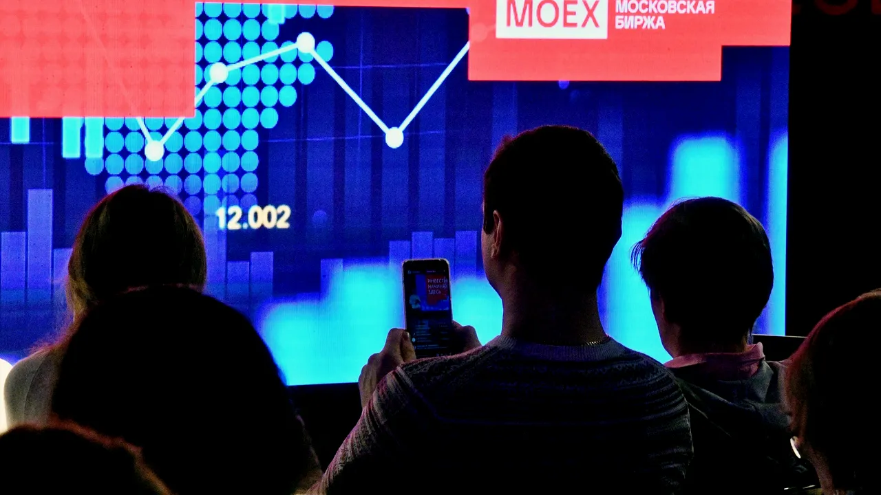Companiile din Rusia pierd la bursa din Moscova. Cu cât s-au prăbuşit acţiunile