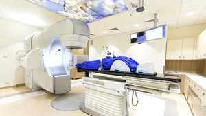 Bolnavii de cancer din Braşov, puşi pe drumuri după ce secţia de Radioterapie a fost închisă. Statistici: În România, 130 de oameni mor zilnic de cancer, deşi ar avea şanse reale de supravieţuire