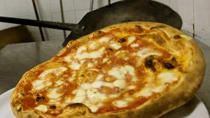 Românii au stabilit un nou record pentru cel mai lung lanţ de pizza din lume
