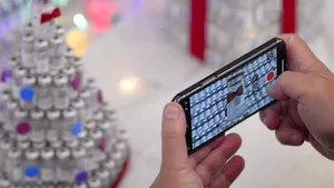 90.000 de lei amendă pentru un brad construit din doze de vaccin consumate, la Palatul Copiilor