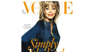 Tina Turner, pentru prima dată pe coperta Vogue, la 73 de ani. Cântăreaţa a devenit cea mai în vârstă vedetă care apare pe coperta unei reviste Vogue