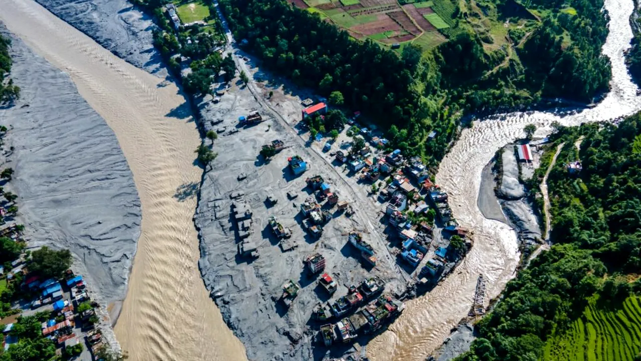 A evacuat 900 de elevi, iar 13 minute mai târziu școala a dispărut sub viitură. Miracol în mijlocul dezastrului din Nepal