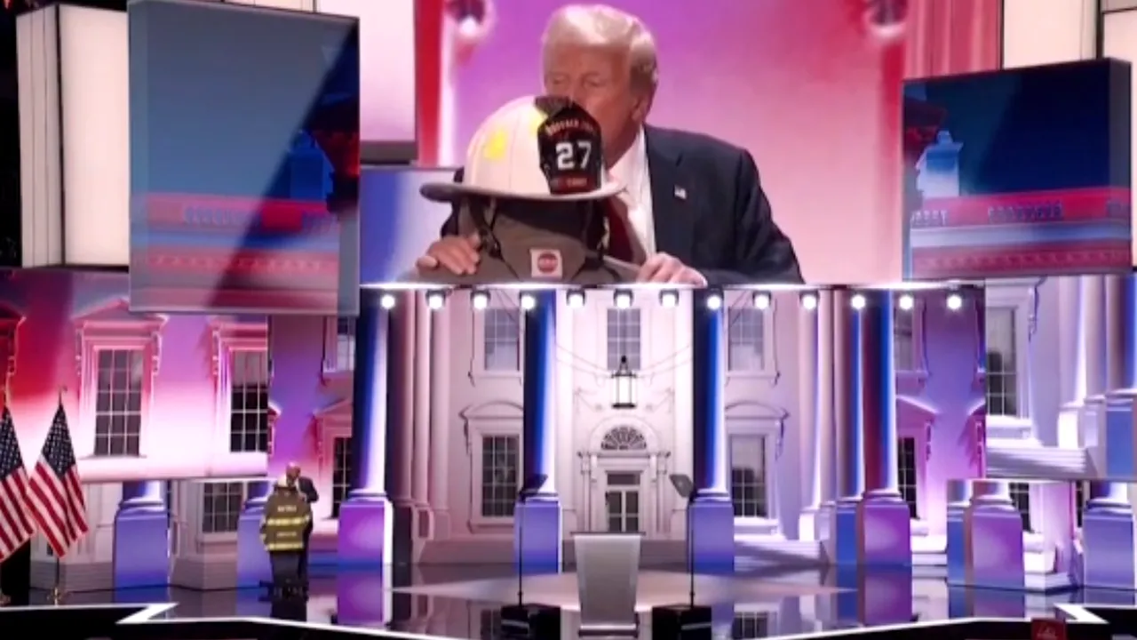 Trump a sărutat casca de la uniforma pompierului ucis în atacul de la Butler