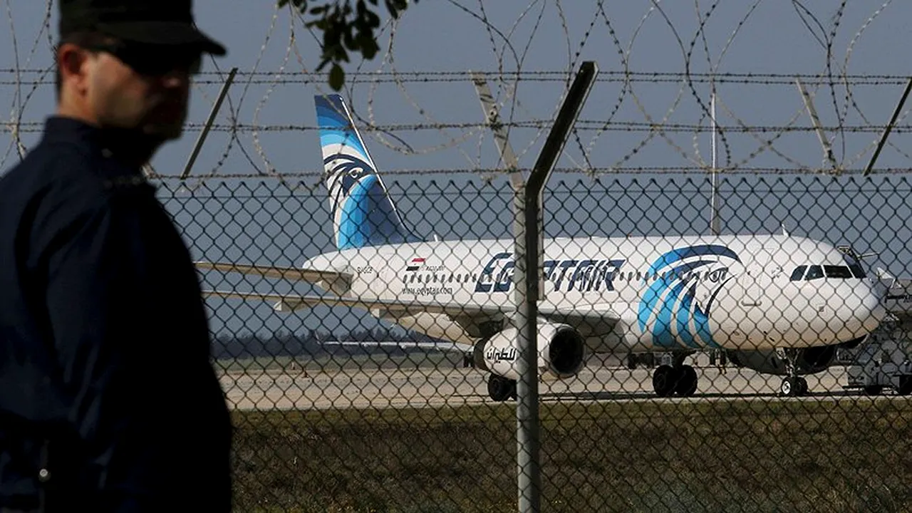 Avion deturnat în Egipt şi aterizat în Cipru. Bărbatul care a preluat controlul aeronavei ar vrea să stea de vorbă cu fosta soţie - VIDEO & FOTO 