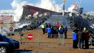 O navă spaniolă s-a rupt în două după ce a lovit un dig, în largul Franţei - FOTO, VIDEO