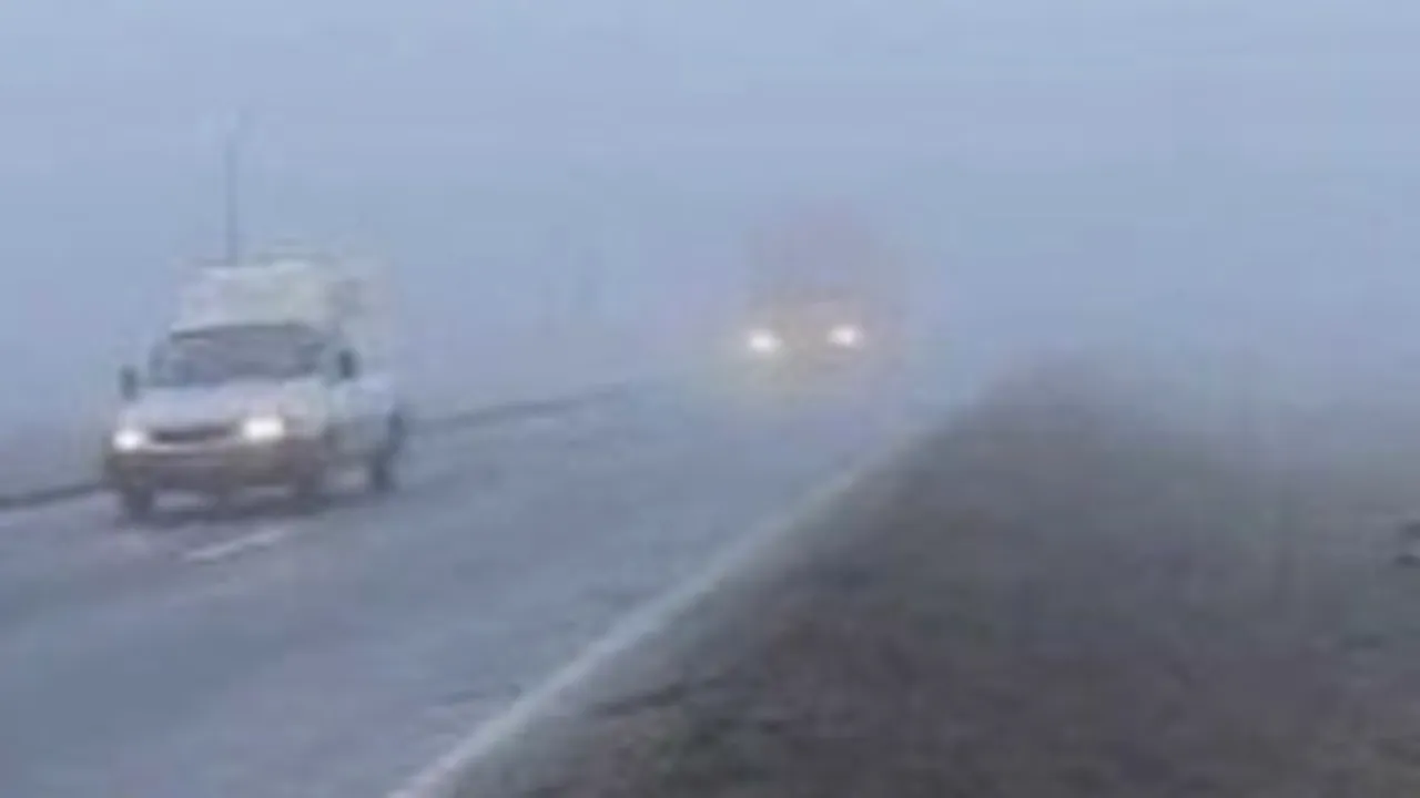 Ceaţă şi polei pe cele două autostrăzi şi pe mai multe drumuri naţionale