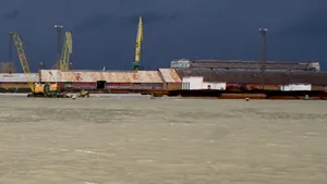 Căutările celor doi marinari de pe şlepul scufundat în Dunăre au fost reluate luni