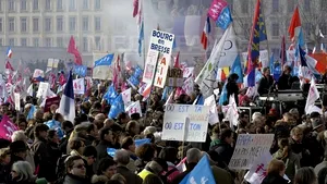 Mii de manifestanţi au protestat la Paris faţă de căsătoria între persoane de acelaşi sex