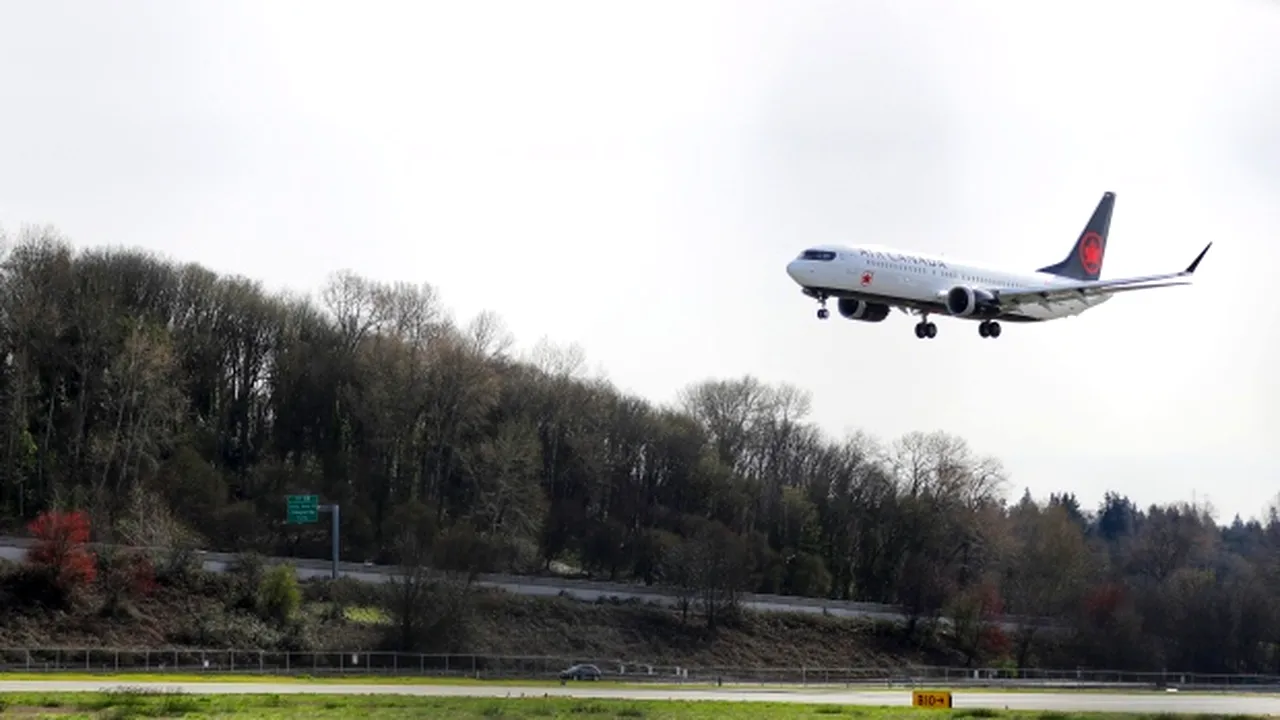 Un Boeing 737-8 MAX al Air Canada a avut o problemă la un motor şi a deviat de la traseu
