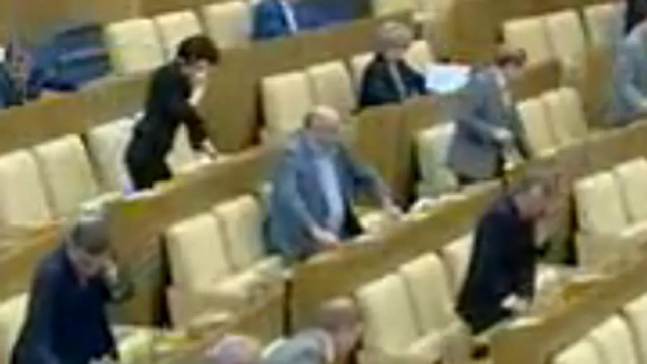 Deputaţii ruşi votează pentru sute de colegi absenţi - VIDEO