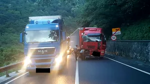 Accident GRAV. Impact FRONTAL între două tiruri pe Valea Oltului