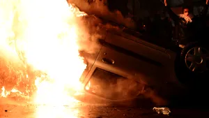 Circa 500 de maşini, incendiate în Franţa în noaptea de luni spre marţi