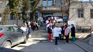 Protest de amploare la un spital din Iaşi: Dacă nu ni se rezolvă problemele, intrăm în grevă generală