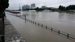Stare de CATASTROFĂ în Franţa: Zone din Paris ar putea fi evacuate, în contextul creşterii nivelului Senei. Intrările în staţiile de metrou vor fi blocate pentru a evita intrarea apei
