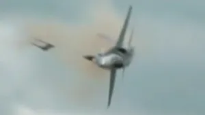 Pilotul unui avion militar canadian care s-a prăbuşit, catapultat în ultimul moment - VIDEO