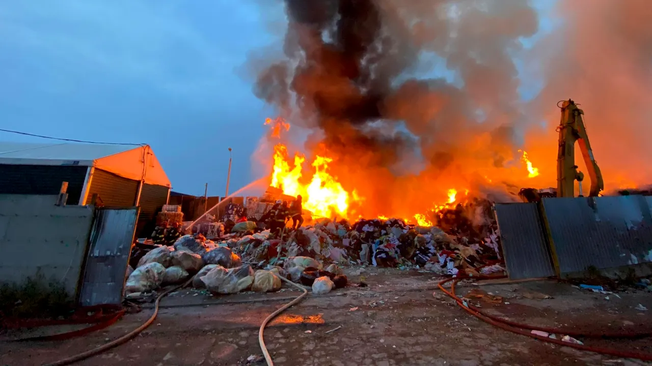Incendiu de deşeuri în judeţul Sibiu. Autorităţile au emis avertizare RO-Alert