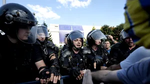 VIDEO - Jandarmeria, huiduită la parada militară: Ruşine!