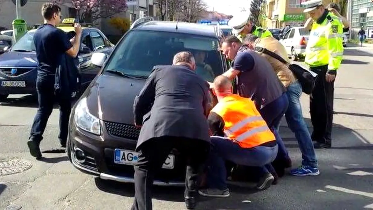 Autoturism blocat într-o gropă, pe o stradă centrală a Piteştiului - FOTO