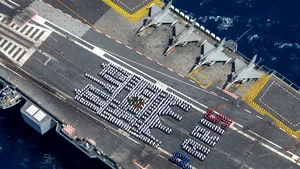 TRIBUT pentru Notre Dame, în Oceanul Indian: Marinarii de pe portavionul Charles de Gaulle au format o catedrală umană | GALERIE FOTO 