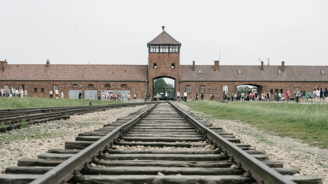 Supravieţuitoare a Holocaustului împărtăşeşte experienţa pe TikTok pentru a educa tinerii
