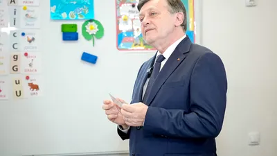 DECLARAȚII Crin Antonescu critică desemnarea lui Luca Niculescu: Este irelevant din punct de vedere politic