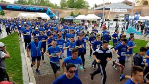 GALERIE FOTO Circa 600 de participanţi la Crosul Europei, organizat la Alba. Un cuplu de vârstnici a alergat ţinându-se de mână