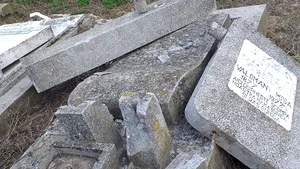 Poliţia a identificat persoanele care au vandalizat Cimitirul Evreiesc din Ploieşti. Cine sunt autorii 