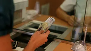 Tentativă de jaf la o bancă din Capitală. Un bărbat, căutat după ce a vrut să ia banii din casierie