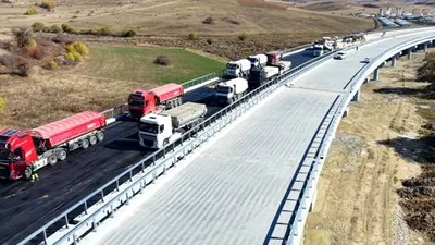 ECONOMIC Se toarnă asfalt pe cel mai lung viaduct de autostradă din România. Când va fi deschis traficul