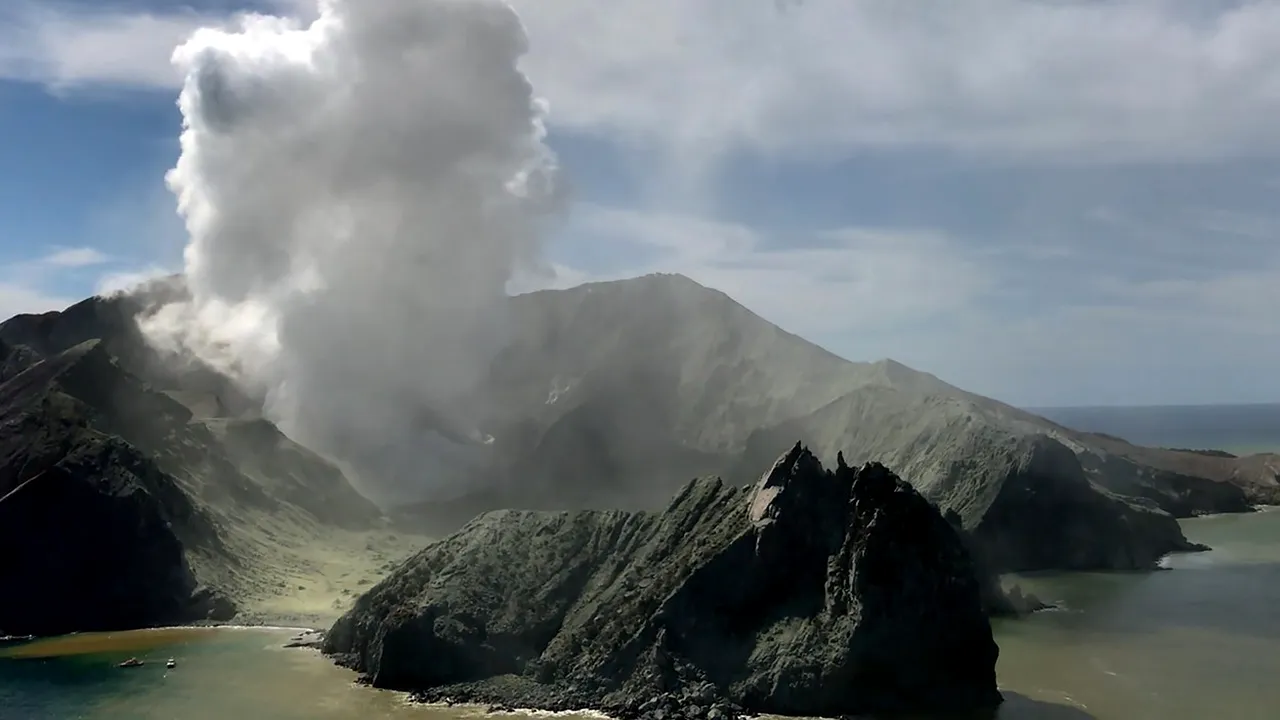 Erupţia vulcanului din Noua Zeelandă: Bilanţul morţilor a crescut / Recuperarea victimelor, împiedicată de activitatea seismică