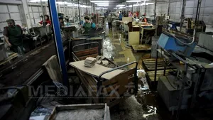 VITROMETAN, locul unde 2 ani s-a lucrat la candelabrele din Casa Poporului. De la moda peştelui din sticlă colorată aşezat pe mileul de pe televizor la planul pentru supravieţuire - GALERIE FOTO