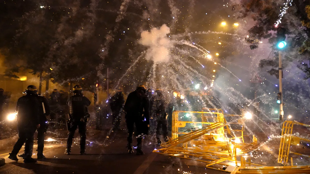 Franţa este devastată de proteste violente. Macron denunţă uciderea brutală a adolescentului din Nanterre de către poliţie, dar îndeamnă tinerii să renunţe la actele de violenţă 