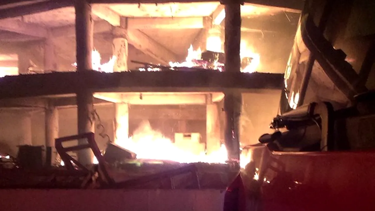 INCENDIU puternic la o clădire în construcţii cu două etaje de lângă Bamboo. Incendiul a fost stins după opt ore - FOTO