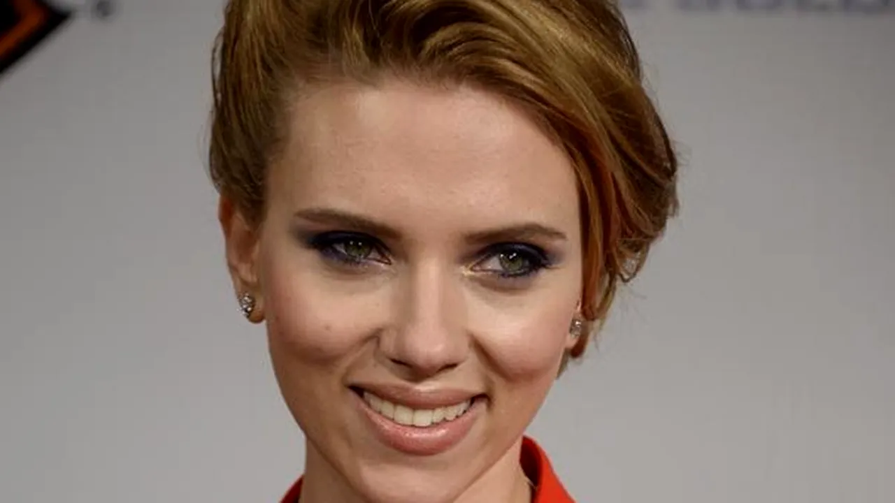Presă: Actriţa Scarlett Johansson este gravidă. Tatăl copilului se numeşte Colin Jost 
