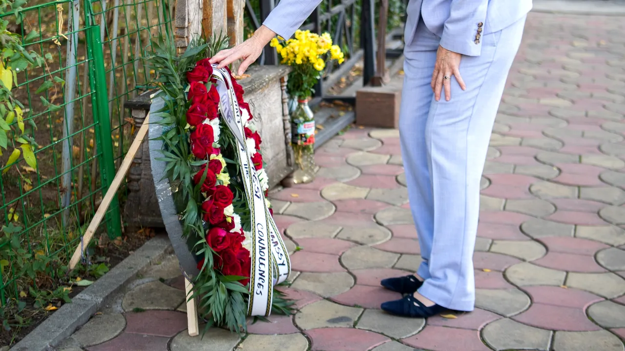 Ambasadoarea SUA a depus o coroană de flori şi a aprins o candelă la memorialul Colectiv