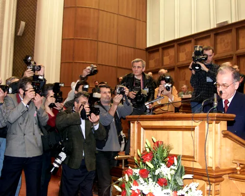RETROSPECTIVĂ MEDIAFAX 35. 2000 – Finală prezidențială cu emoții: Corneliu Vadim Tudor ajunge în turul al doilea, dar Ion Iliescu revine la Cotroceni